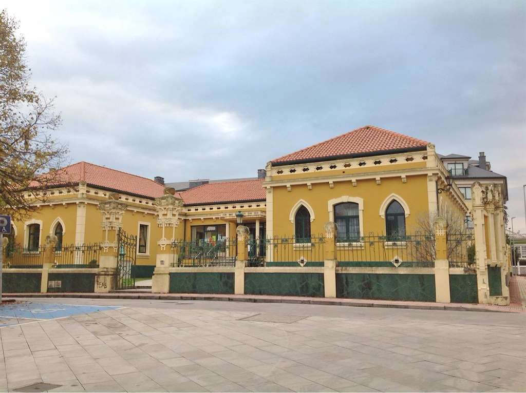 Biblioteca - Edificio Alianzas Artesanas en Ares