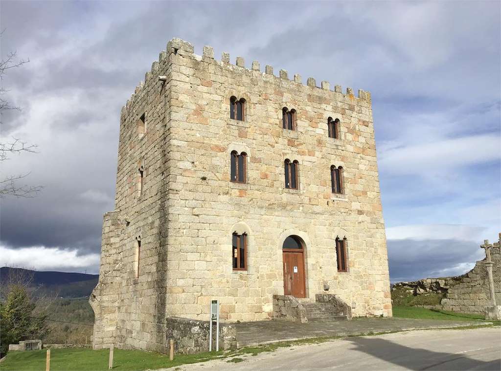 Castelo Castro de Ouro en Alfoz