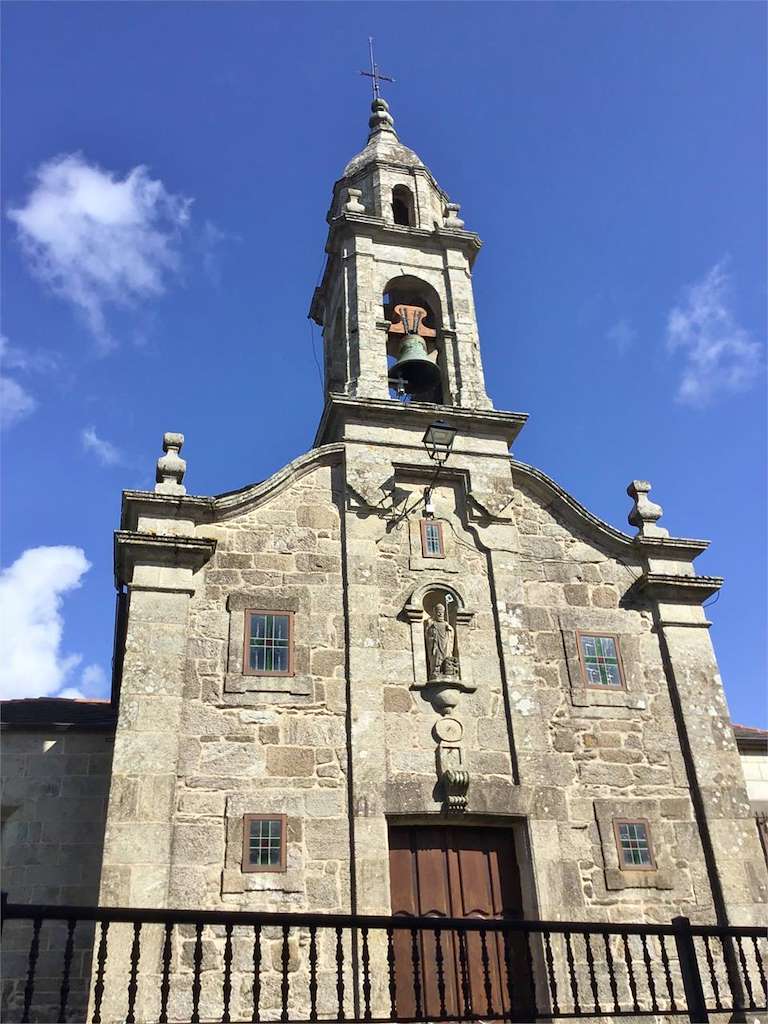 Cruceiro e Iglesia de San Nicolas en Neda