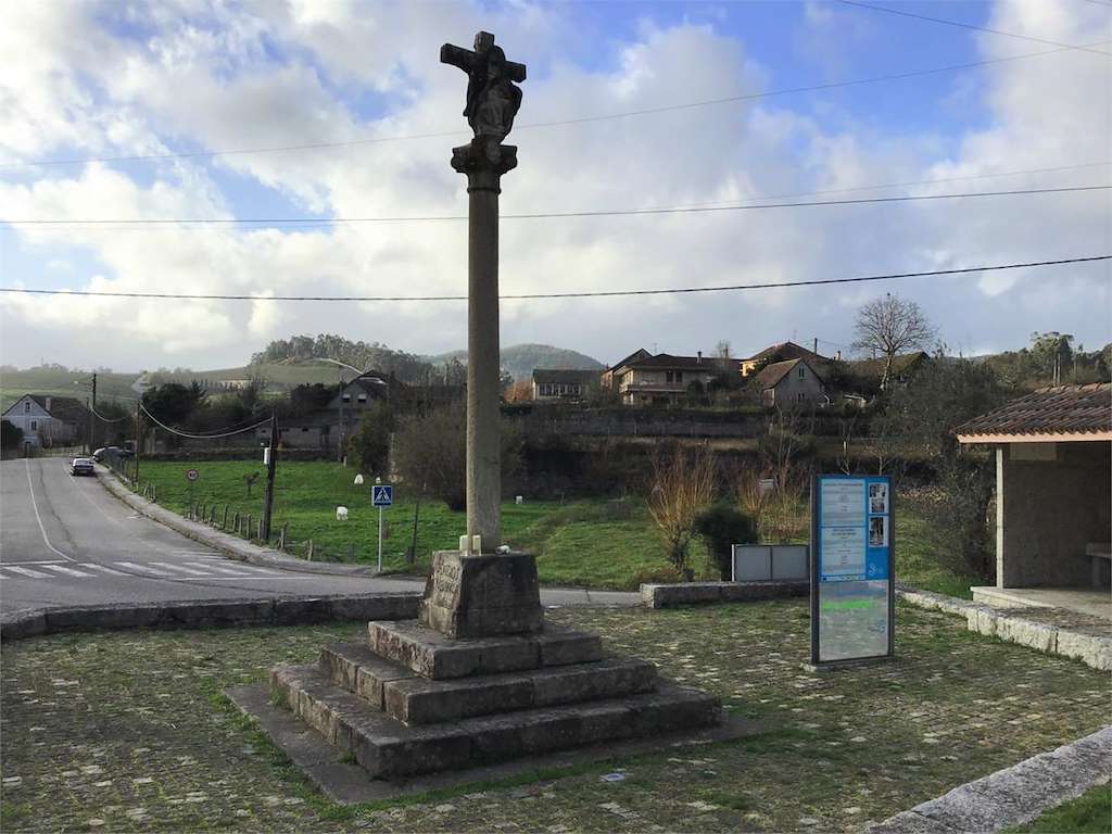 Cruceiro y Peto de Ánimas de Fontedepedra en Salceda de Caselas