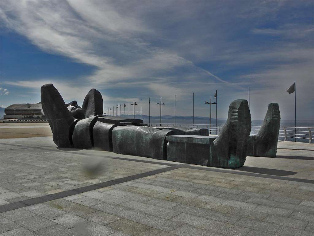Escultura Atlante en Sanxenxo