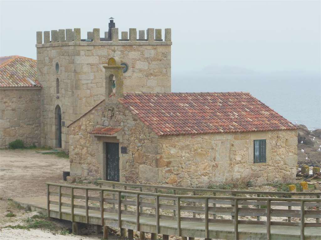 Faro e Illa de Sálvora en Ribeira