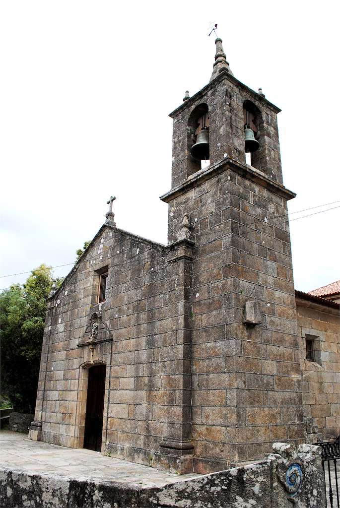 Iglesia de San Miguel de Viladesuso en Oia