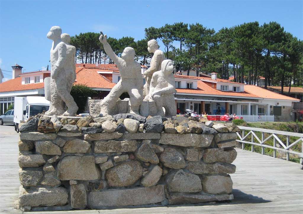 Monumento a los Voluntarios del Prestige en O Grove