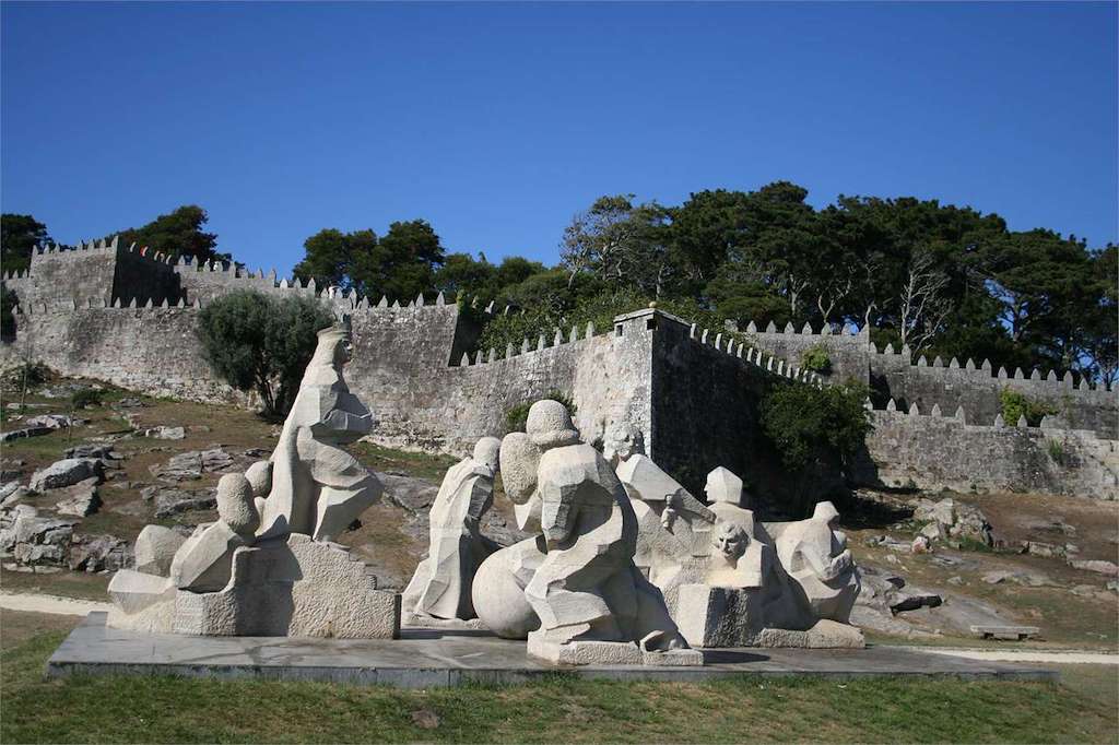 Monumento Encontro entre dous Mundos en Baiona