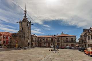 Plaza y Torre del Reloj