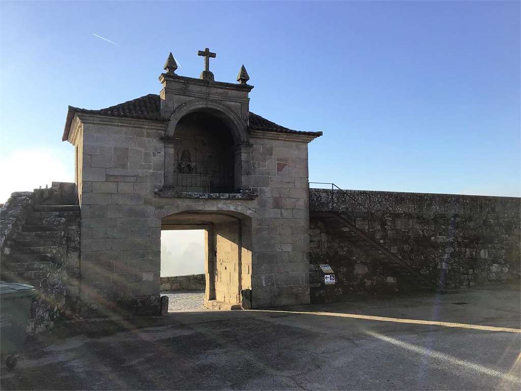 Puerta de la Oliva y Capilla de la Virgen de la Oliva en Salvaterra do Miño